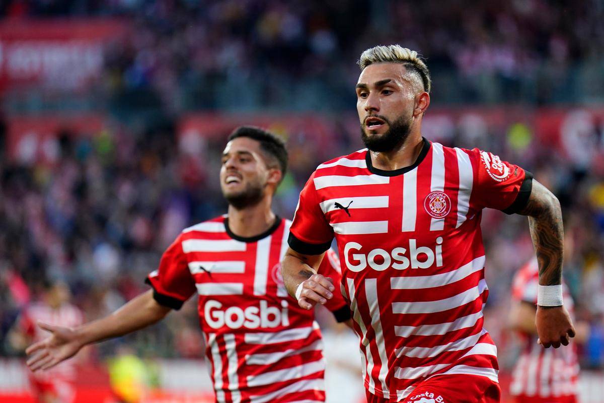 西甲焦点战：巴萨主场传控争冠，赫罗纳客场技术反冲击